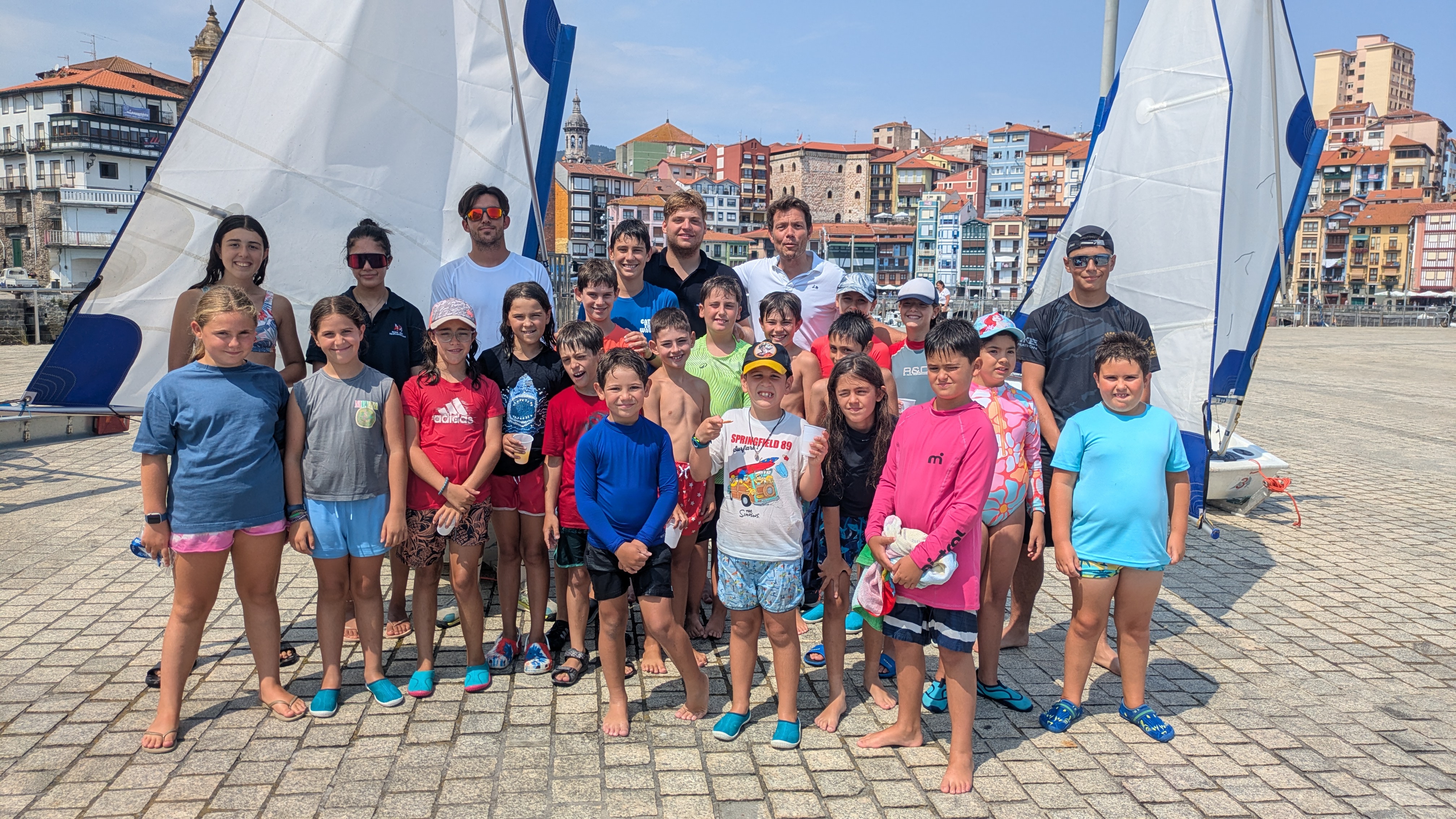 Alumnos y monitores en el puerto de Bermeo
