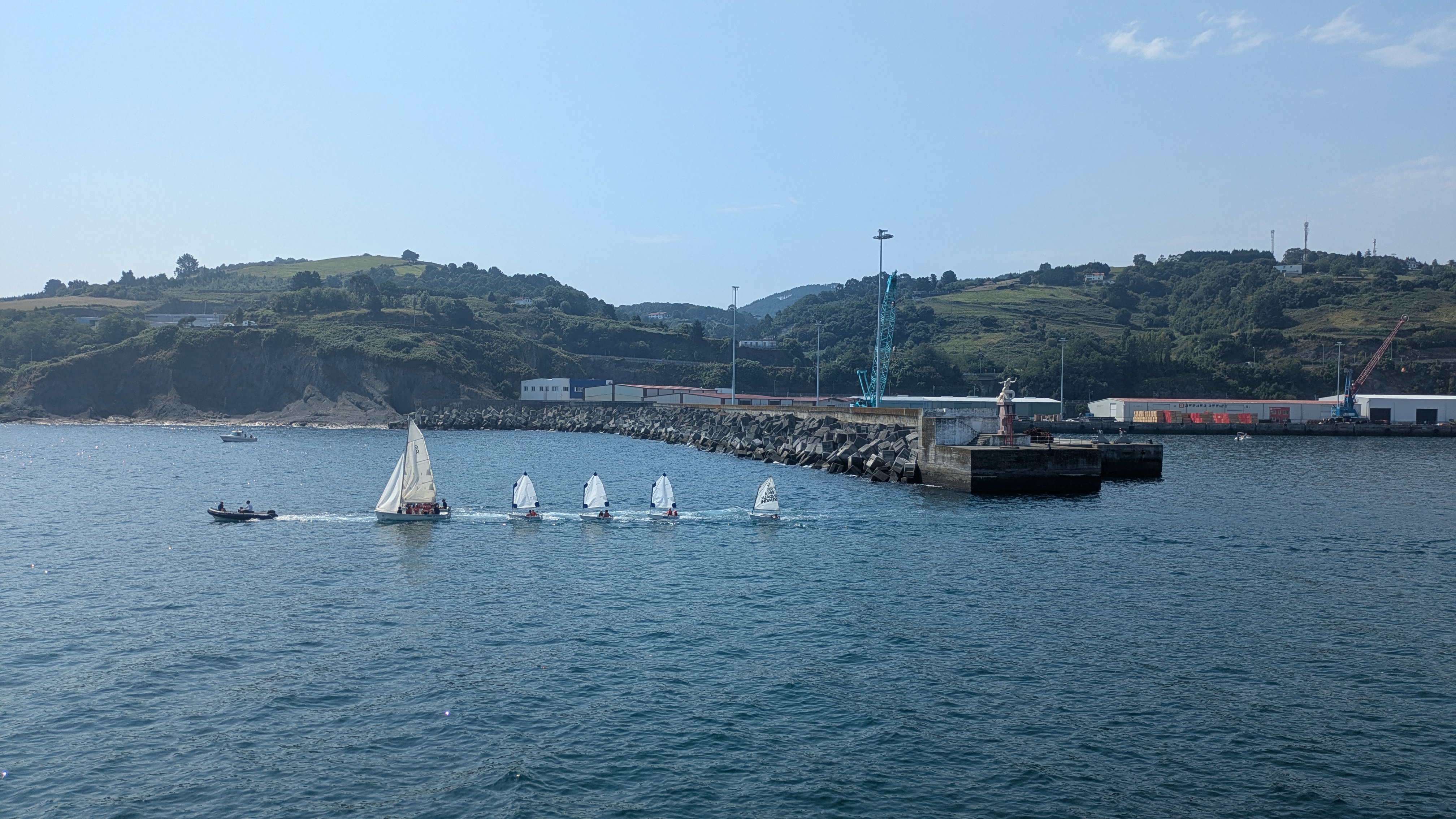Optimist saliendo del puerto de Bermeo